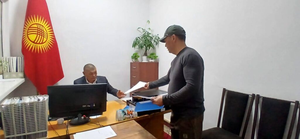 Токтогул райондук мамлекеттик администрациясынын коомдук кабылдамасында 6-апрель күнү райондун акими А.Тюкебаевдин жеке кабыл алуусу графикке ылайык уюштурулду