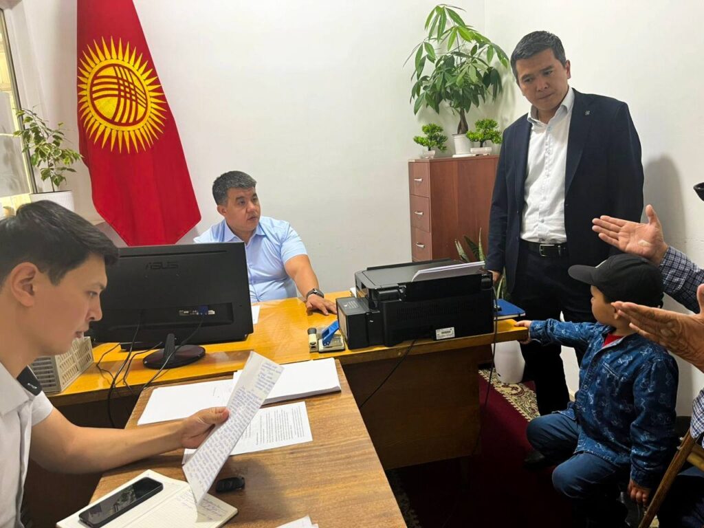 Токтогул райондук мамлекеттик администрациясынын коомдук кабылдамасында райондун акими У.О.Самаевдин жеке кабыл алуусу графикке ылайык уюштурулду